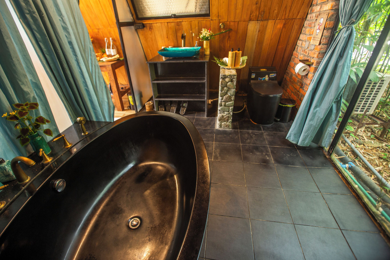 Bathroom 3, Naa Noi Puluong, Bá Thước