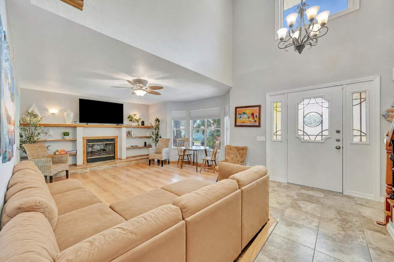 Room 5, Bring the Boat 5BR Heated Pool Spa Mins to Beach, Pinellas