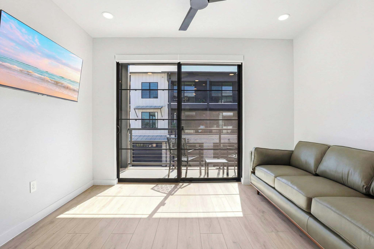 Living area 4, Luxe Condo Prime Location 5-star Comfort, Comal
