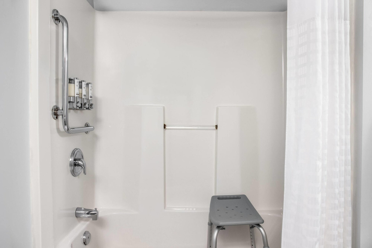 Bathroom 4, Super 8 by Wyndham Winnipeg West, Division No. 11