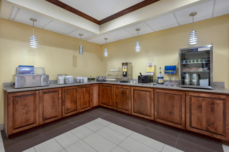 Food & Drinks 5, Best Western Geneseo Inn, Henry