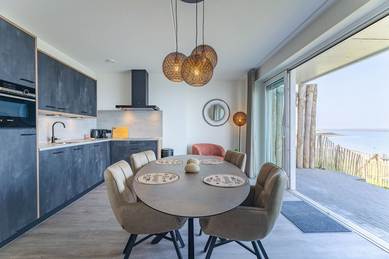 Room 3, Beachfront Holiday Home No 20 Vista Mar, Tholen