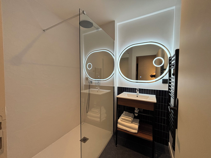 Bathroom 3, Flore Hôtel & Jardin, The Originals Relais, Allier