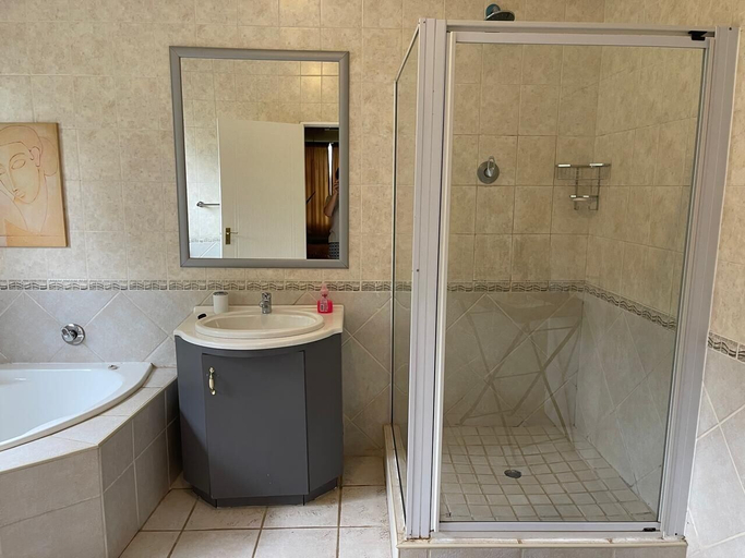 Bathroom 5, Die Groen Akker, Mangaung