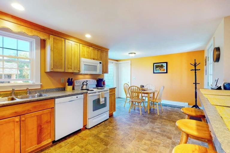 Private kitchen 2, Comfortable Home Near the Beach - Dog-friendly - Full Kitchen & Washer/dryer, Knox