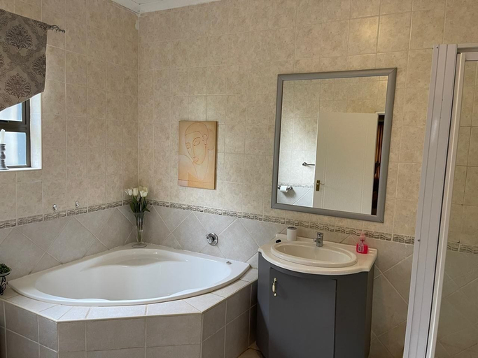 Bathroom 3, Die Groen Akker, Mangaung