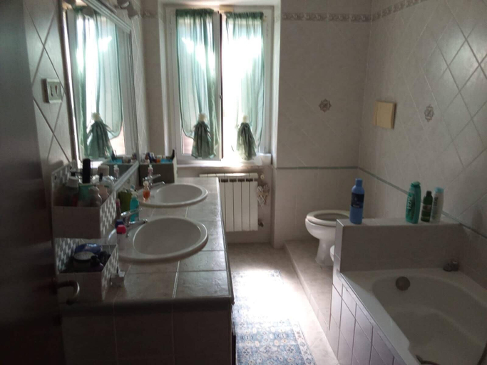 Bathroom 5, La Casa di Rosa, Latina