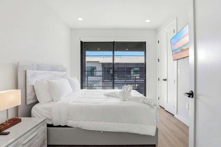Room 2, Luxe Condo Prime Location 5-star Comfort, Comal