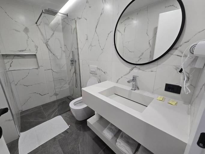 Bathroom, White Hill Radhime, Vlorës