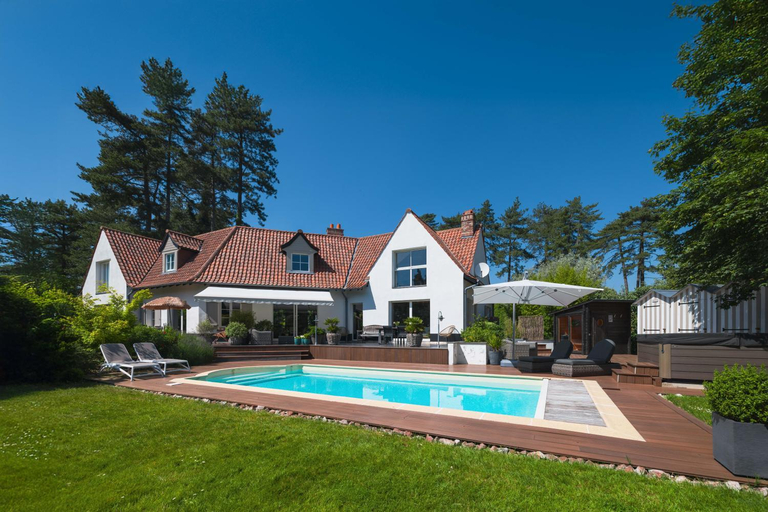 Exterior & Views