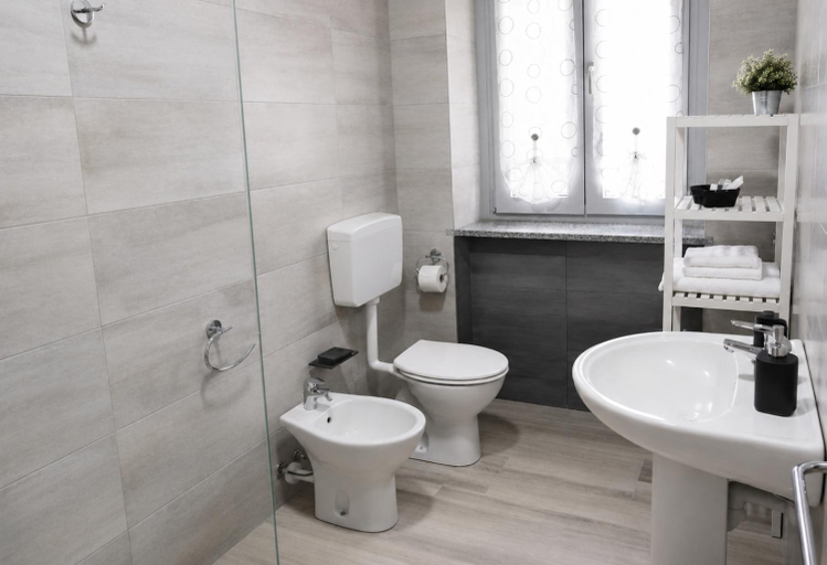 Bathroom 2, la luna blu malpensa camera singola zen - Business & airport, Varese