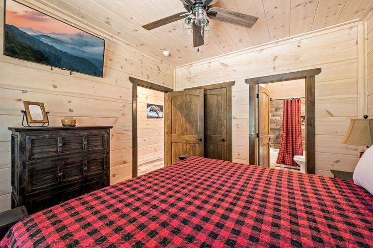 Room 3, Cabin By The Creek, Sevier
