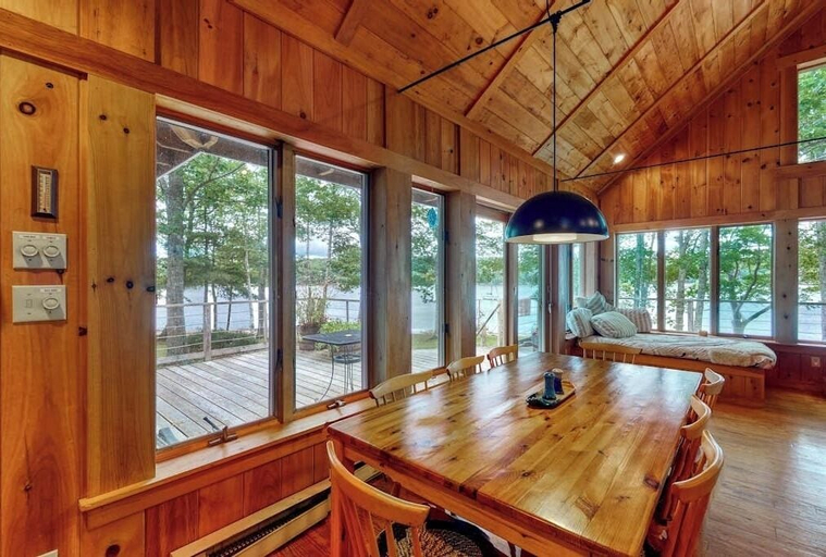 Room 3, Private Waterfront Home With Large Deck & Deep Water Dock, Sagadahoc