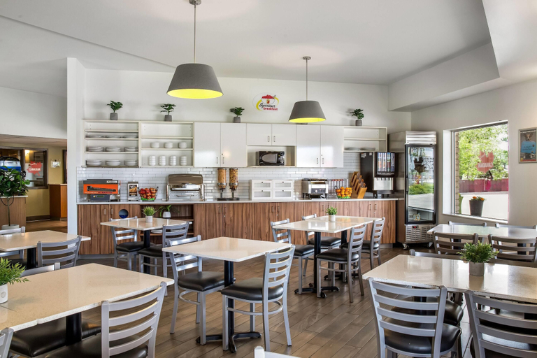 Food & Drinks 5, Super 8 by Wyndham Winnipeg West, Division No. 11