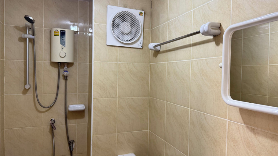 Bathroom 3, Collection O Banwiang Guesthouse, Muang Chiang Mai