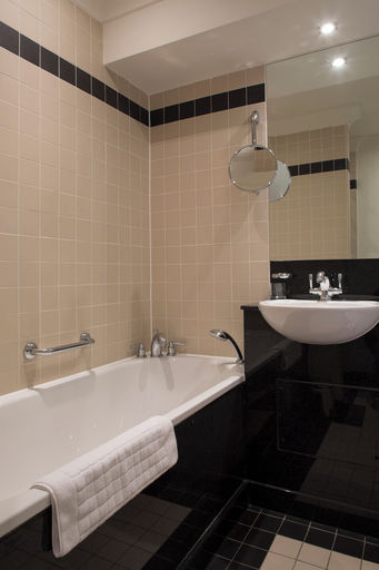 Bathroom 4, Brandshatch Place Hotel & Spa, Kent
