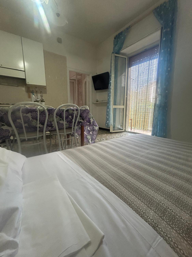 Bedroom 2, il tempio degli Dei, Napoli