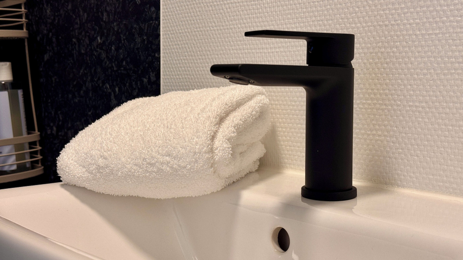 Bathroom 3, Heinason Collection - Old town & harbour, Tórshavn