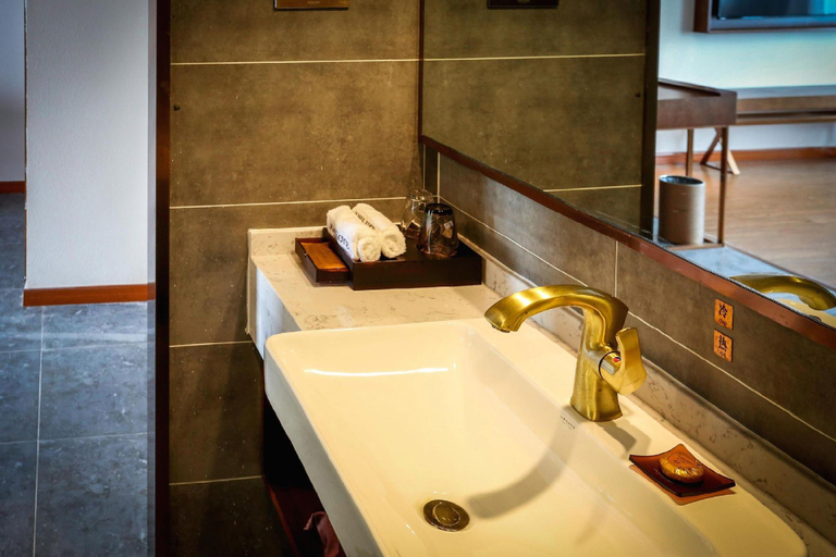 Bathroom 3, James Joyce Coffetel Wuhan Xudong, Wuhan