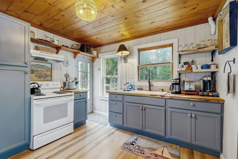 Private kitchen 3, Charming Oceanfront Home With Stunning Water Views and Wifi, Sagadahoc
