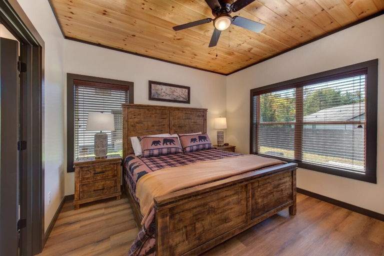 Room 5, Blue Bella, Sevier