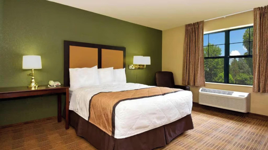 Room 3, Motel 6 Suites Fairfield, OH - Cincinnati, Butler