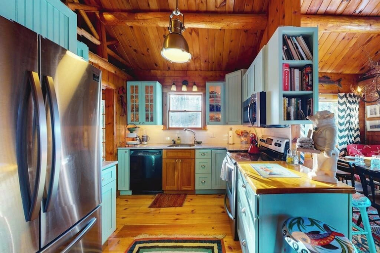 Private kitchen 2, Riverfront Retreat With a Furnished Deck, Washer/dryer & Fast Wifi, Lincoln