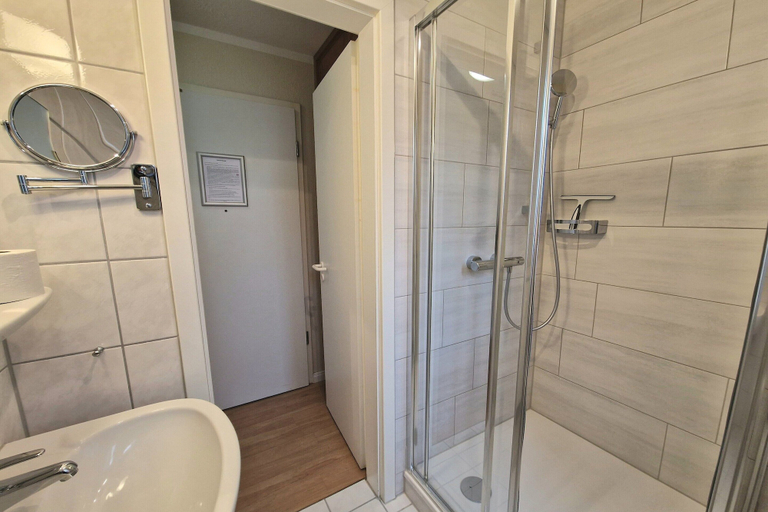 Bathroom 4, Komfortable Ferienwohnung fur Zwei in Sellin mit Balkon, Vorpommern-Rügen