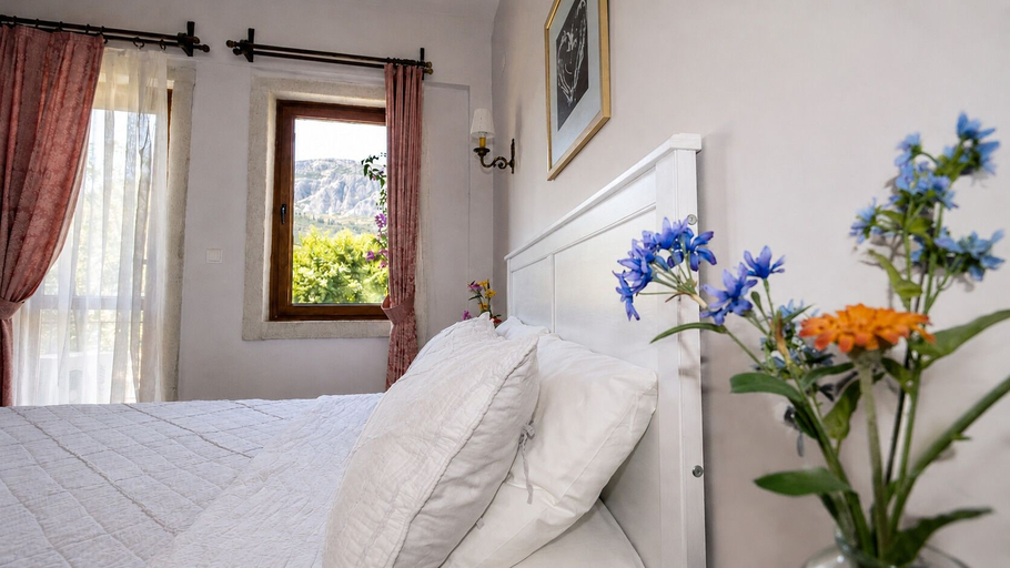 Bedroom 2, Karaburun Konak Hotel, Karaburun