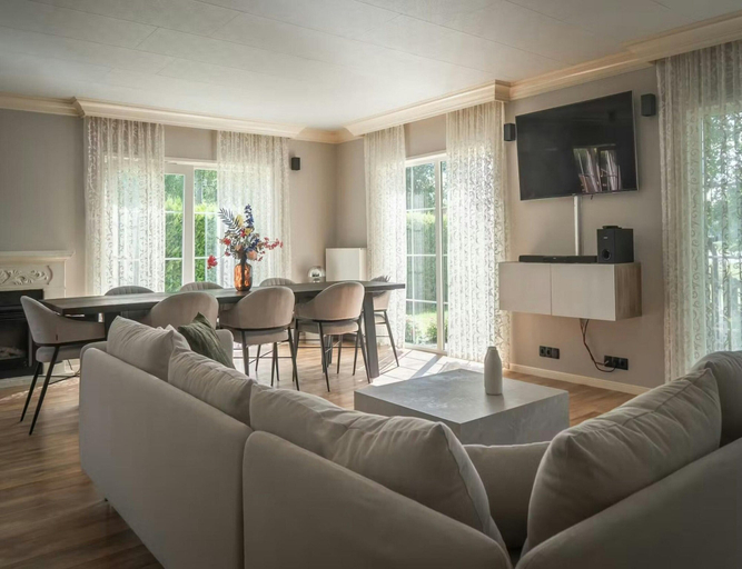 Living room 3, Chalet With Stunning Lake Vistas, Borsele