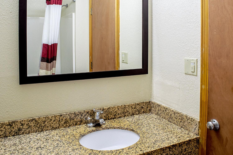 Bathroom 4, Red Roof Inn & Suites Middletown - Franklin, Warren