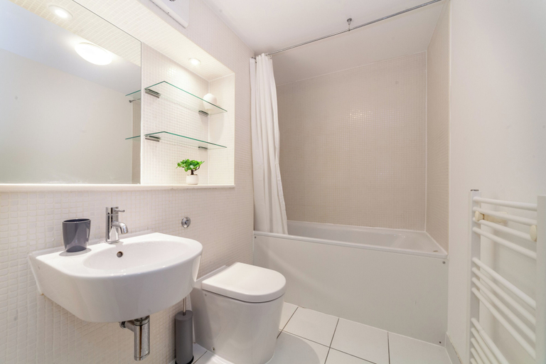 Bathroom, The London Bridge Collection, London