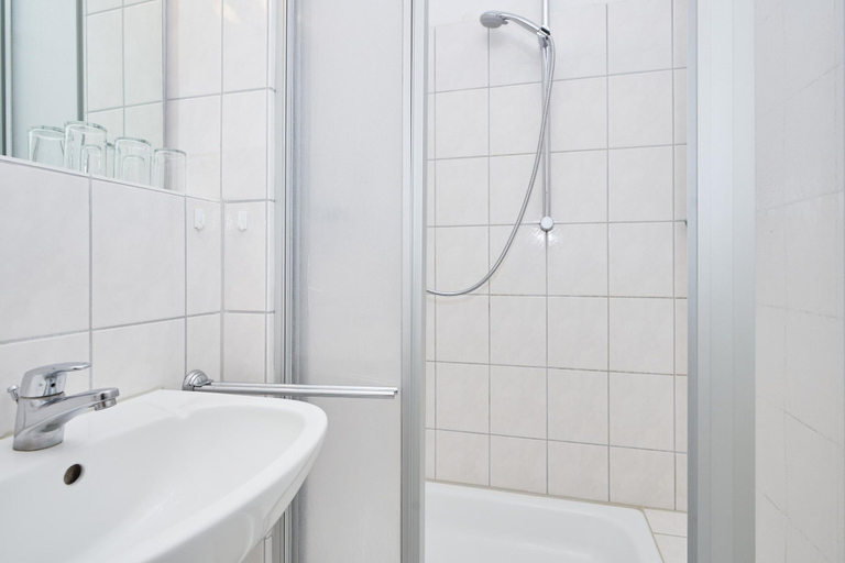 Bathroom 1, Ferienwohnung in Sellin mit Balkon und Wlan, Vorpommern-Rügen