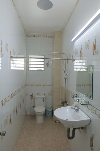Bathroom, Nina Homestay - Phong ban cong view song, Long Xuyen Township