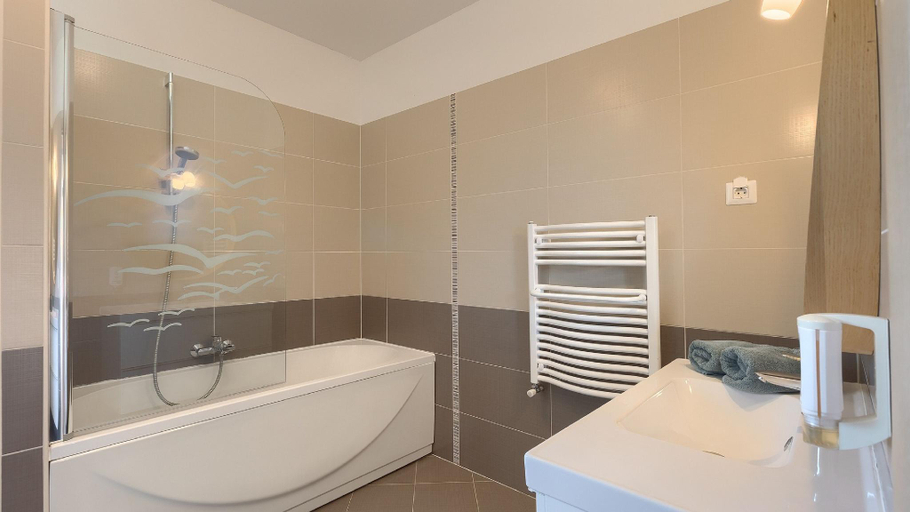 Bathroom 5, Villa Nona Nina by Villas Guide, Tinjan