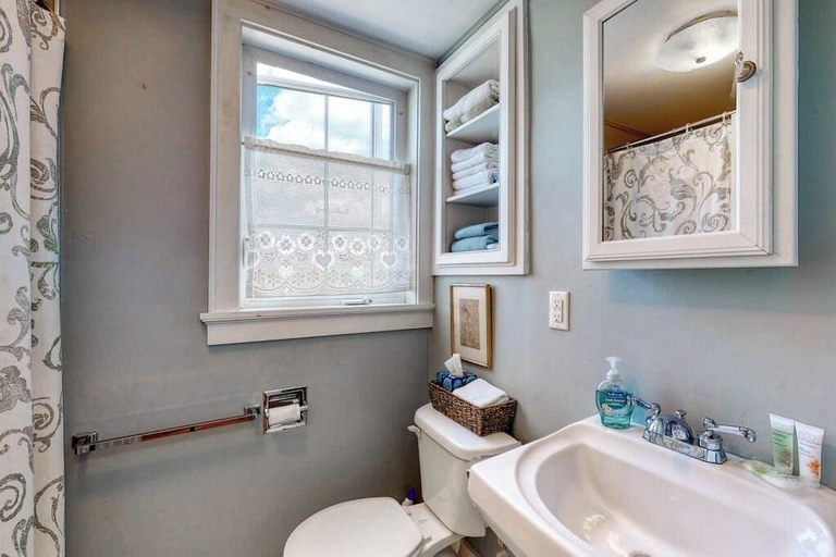 Bathroom 2, Lovely Studio W/full Kitchen/free Wifi- Next to River/antique Shops/restaurants, Lincoln