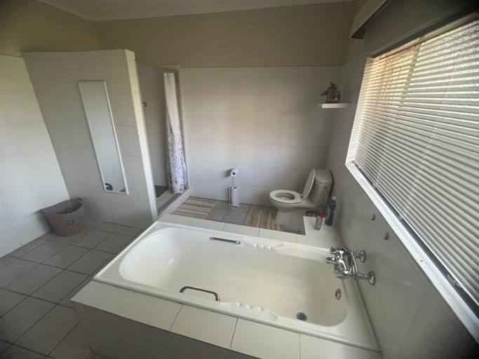 Bathroom 4, Kremetart Villa, Capricorn