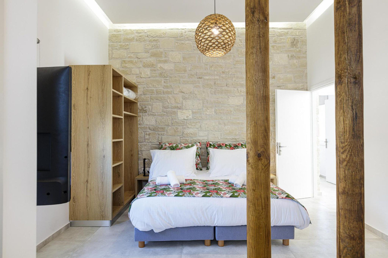 2, Mandana Villa - With Heated Pool & Jacuzzi, Crete