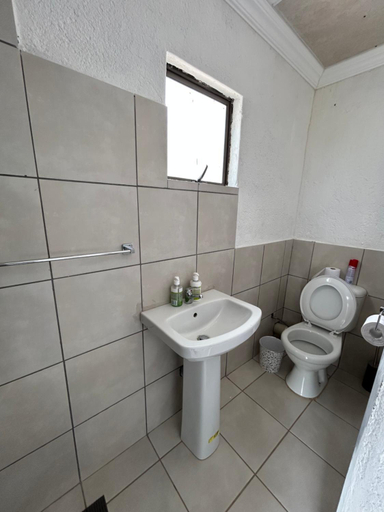 Bathroom 5, Riverview Pool Resort and Lodge, Capricorn