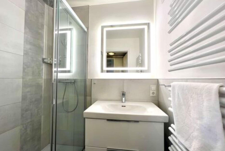 Bathroom 2, Ferienwohnung mit Aufzug und Balkon auf Rugen, Vorpommern-Rügen