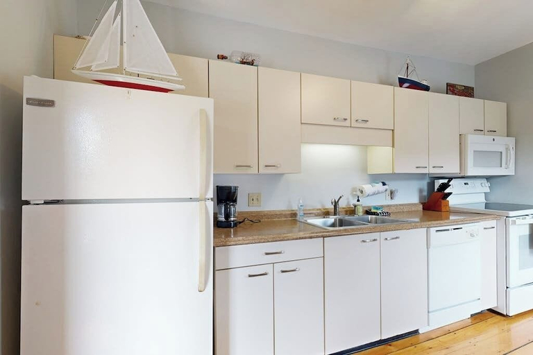 Private kitchen 5, Charming, Historic Cottage With Modern Upgrades - Stroll to Dining & Attractions, Lincoln