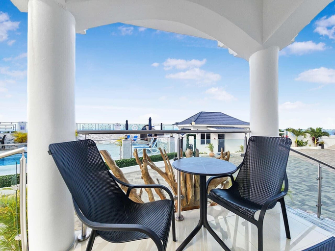 Outdoor dining, BTS7