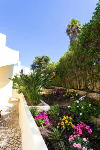 3, SILVER · BEAUTIFUL 4 BEDROOM VILA JUST STEPS TO TH, Lagoa