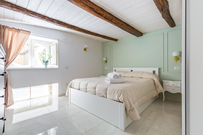 Room 1, Umberto's Nest at Toledo, Napoli
