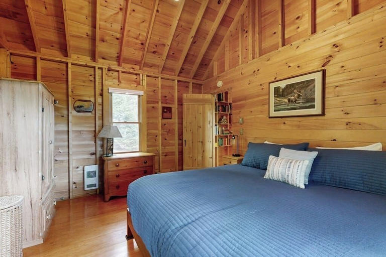 Room 3, River View Home w/ Lovely Deck, Views & Fireplace, Lincoln
