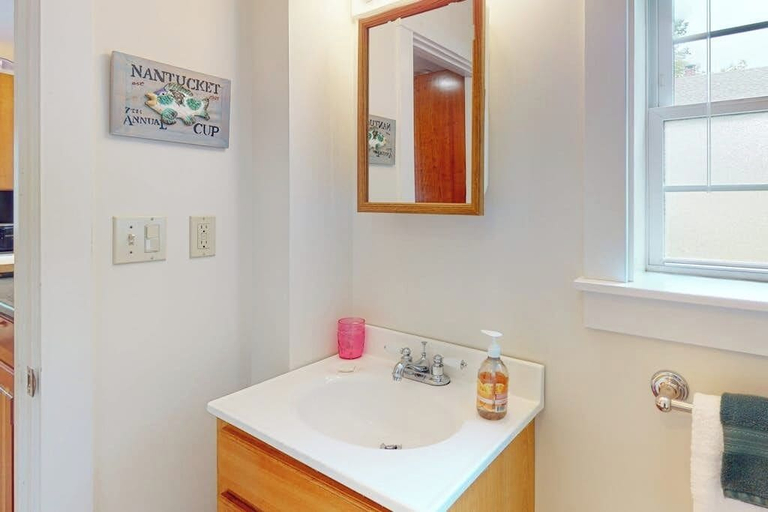 Bathroom 5, Harbor House, Knox