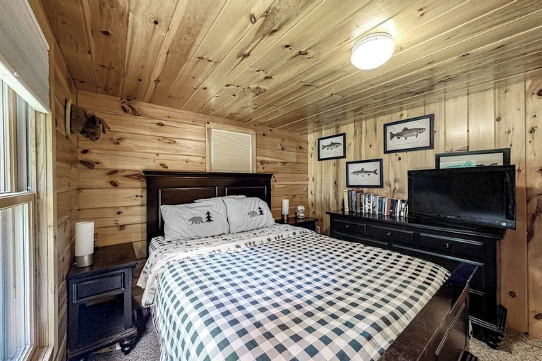 Room 5, Lakefront Cabin on First Roach Pond With Dock, Lake View & Firepit- Dog-friendly, Piscataquis