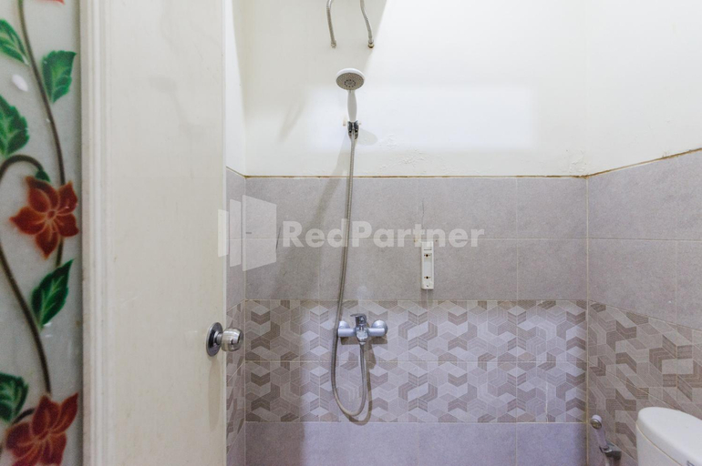 Bathroom 3, Nipa Guest House near Universitas Widyagama Mitra RedDoorz, Malang