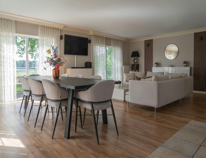 Dining 4, Chalet With Stunning Lake Vistas, Borsele