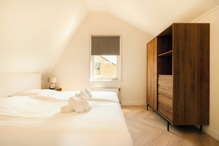 Room 3, Detached Beautiful Holiday Home in Julianadorp, Den Helder